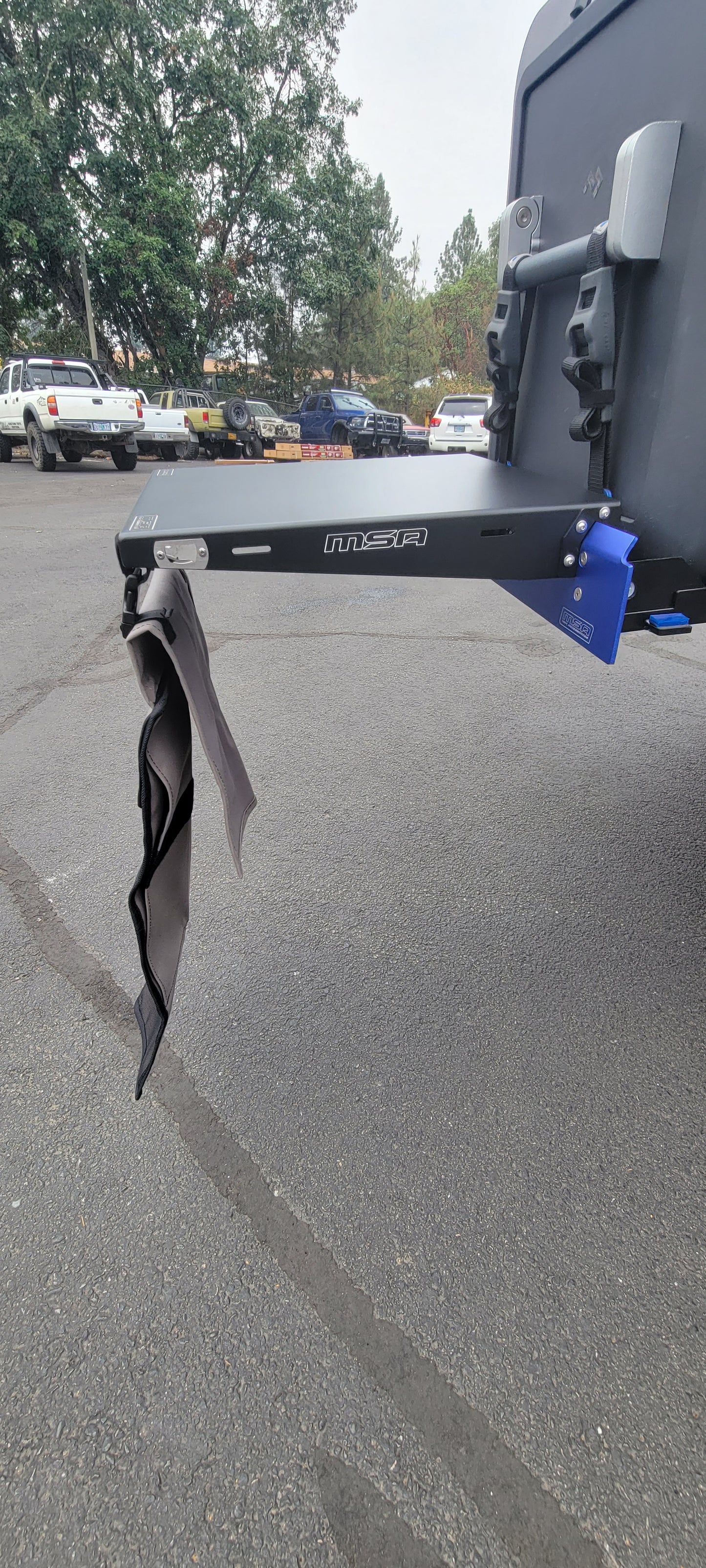 STRAIGHT SLIDE CLIP-ON TABLE WITH CUTLERY ROLL